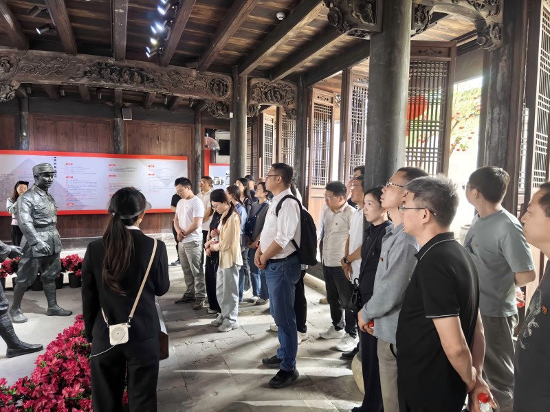 循跡悟思想 發(fā)揚(yáng)鐵作風(fēng) 凝心促踐行  亞通新材黨總支開展主題黨日活動2.jpg